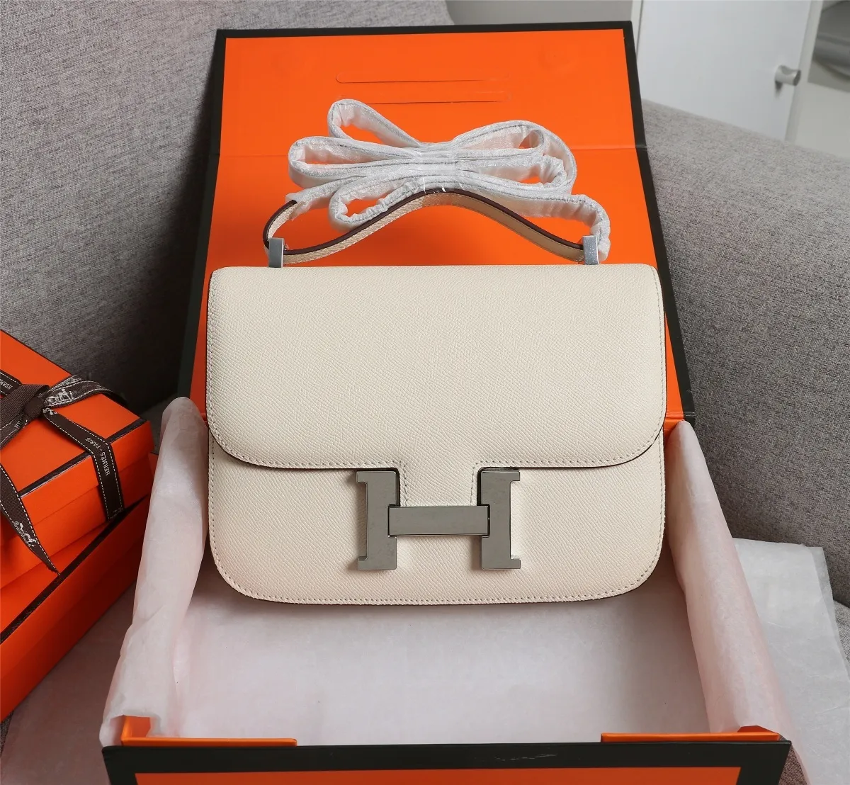 All categories Official website "Brand Women's Bags" Women's bags 💙 Hermes Hermès Made in France Large size 58002800 Small size 58002600 constance stewardess bag ☣️Genuine epsom leather pure steel silver-plated buckle Genuine leather source super good feel Accessories stainless steel laser logo perfect flip arc and three-dimensionality