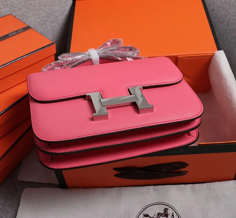 All categories Official website "Brand Women's Bags" Women's Bags 💙 Hermes 2022 Official New Hermès Women's Crossbody Bag Wholesale Genuine Epsom leather Pure steel silver-plated buckle Large size 58002500 Small size 58002300 High quality Size: Large size 22-6-17CM Small size 19-5-14.5CM