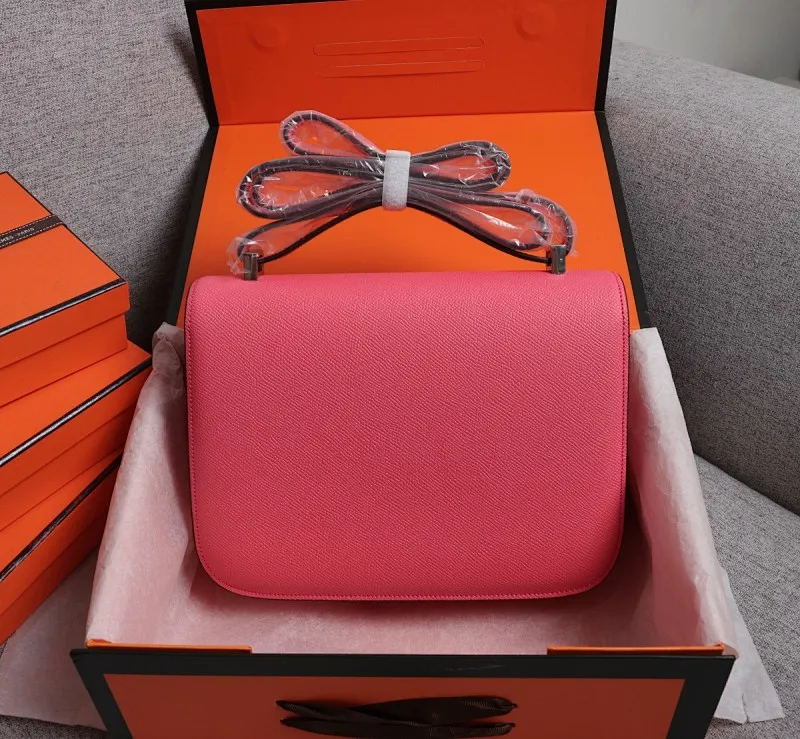 All categories Official website "Brand Women's Bags" Women's Bags 💙 Hermes 2022 Official New Hermès Women's Crossbody Bag Wholesale Genuine Epsom leather Pure steel silver-plated buckle Large size 58002500 Small size 58002300 High quality Size: Large size 22-6-17CM Small size 19-5-14.5CM