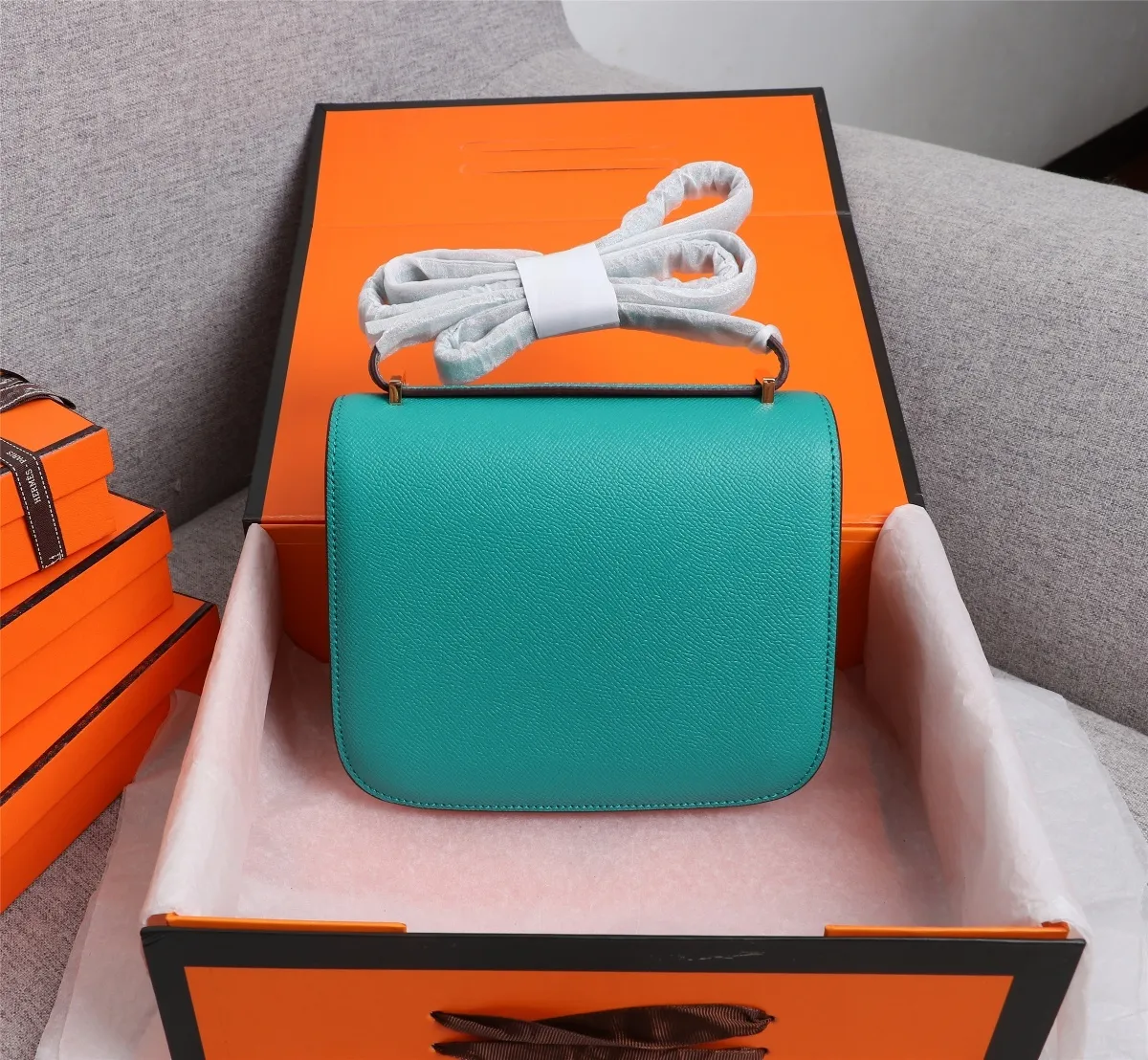All categories Official website "Brand Women's Bags" Women's Bags 💙 Hermes 2022 Official New Hermès Women's Crossbody Bag Wholesale Genuine Epsom leather Pure steel silver-plated buckle Large size 58002500 Small size 58002300 High quality Size: Large size 22-6-17CM Small size 19-5-14.5CM