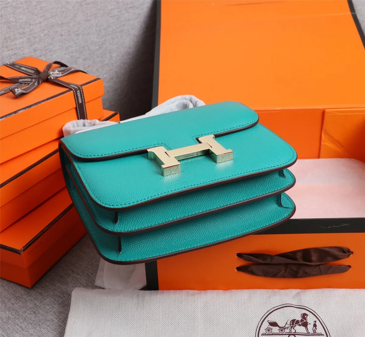 All categories Official website "Brand Women's Bags" Women's Bags 💙 Hermes 2022 Official New Hermès Women's Crossbody Bag Wholesale Genuine Epsom leather Pure steel silver-plated buckle Large size 58002500 Small size 58002300 High quality Size: Large size 22-6-17CM Small size 19-5-14.5CM