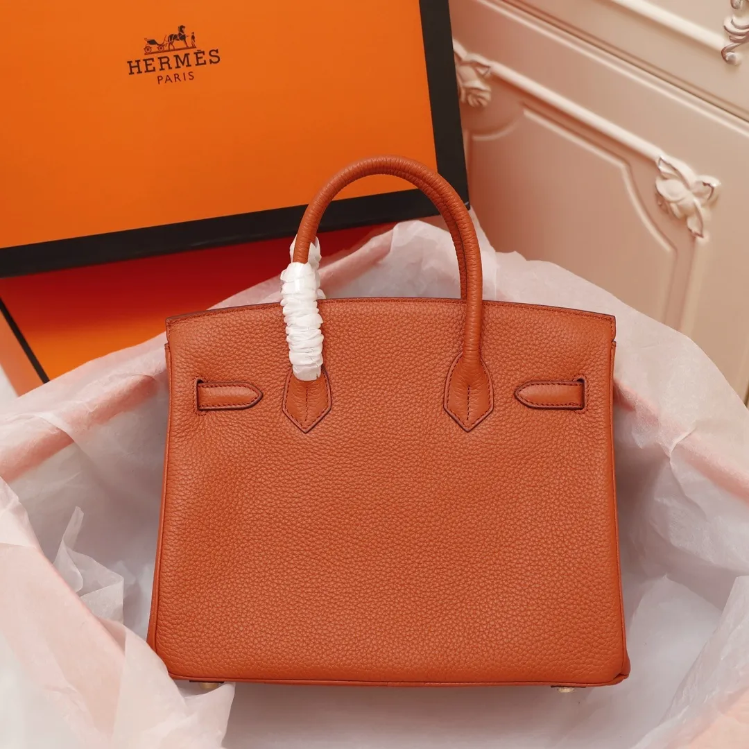 All Categories Official Website "Brand Women's Bags" Women's Bags 💙 Hermes (Platinum original single, new background) Hermès pebbled pattern 30cm 58003800 35cm 58004000 Imported first-layer calfskin 🏼No matter how small the details are, you can see them at a glance🏻Steel hardware, never fade🏻️➰We let the details speak for themselves