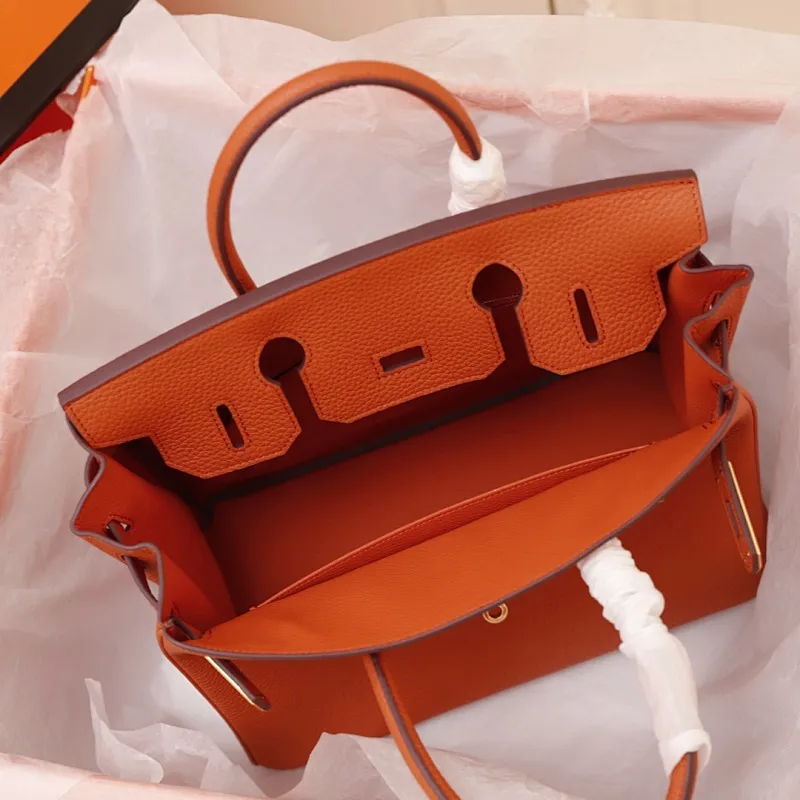 All Categories Official Website "Brand Women's Bags" Women's Bags 💙 Hermes (Platinum original single, new background) Hermès pebbled pattern 30cm 58003800 35cm 58004000 Imported first-layer calfskin 🏼No matter how small the details are, you can see them at a glance🏻Steel hardware, never fade🏻️➰We let the details speak for themselves