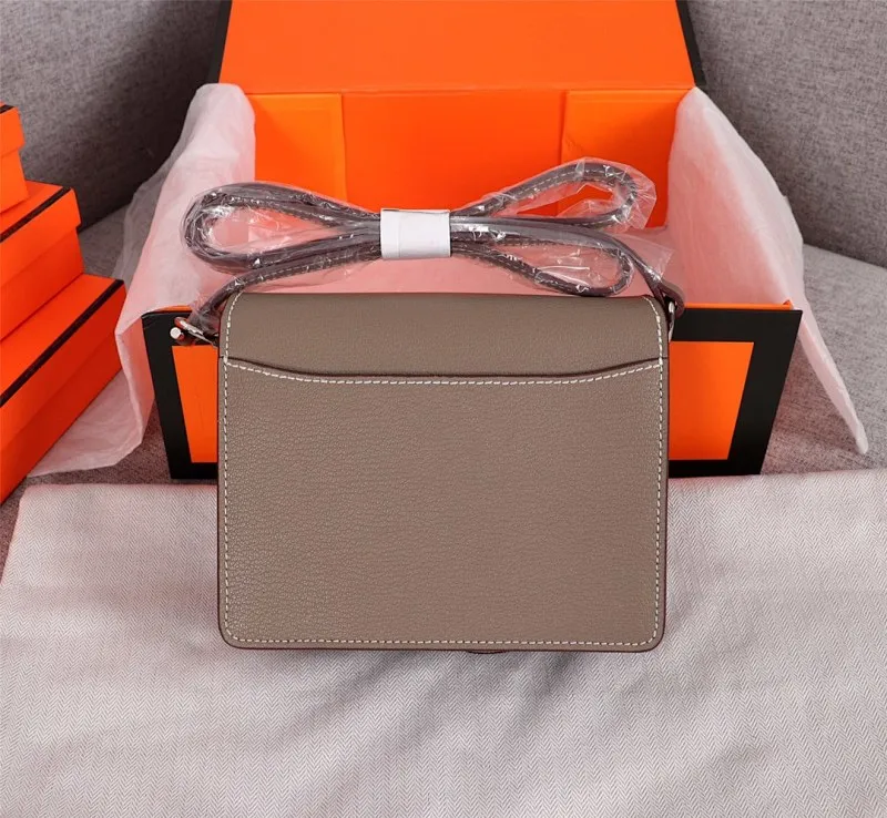 All Categories Official Website "Brand Women's Bags" Women's Bags 💙 Hermes Small Size 58002600 Large Size 58002800 Hermes Yang Mi's same style pig nose is available for sale now. It is so beautiful in person that it refuses huge profits. The lines are clear. The leather is comfortable original leather, with a fashionable pig nose-shaped buckle. The stitching is neat and fine, and the oil edge can only appear after repeated repetitions.