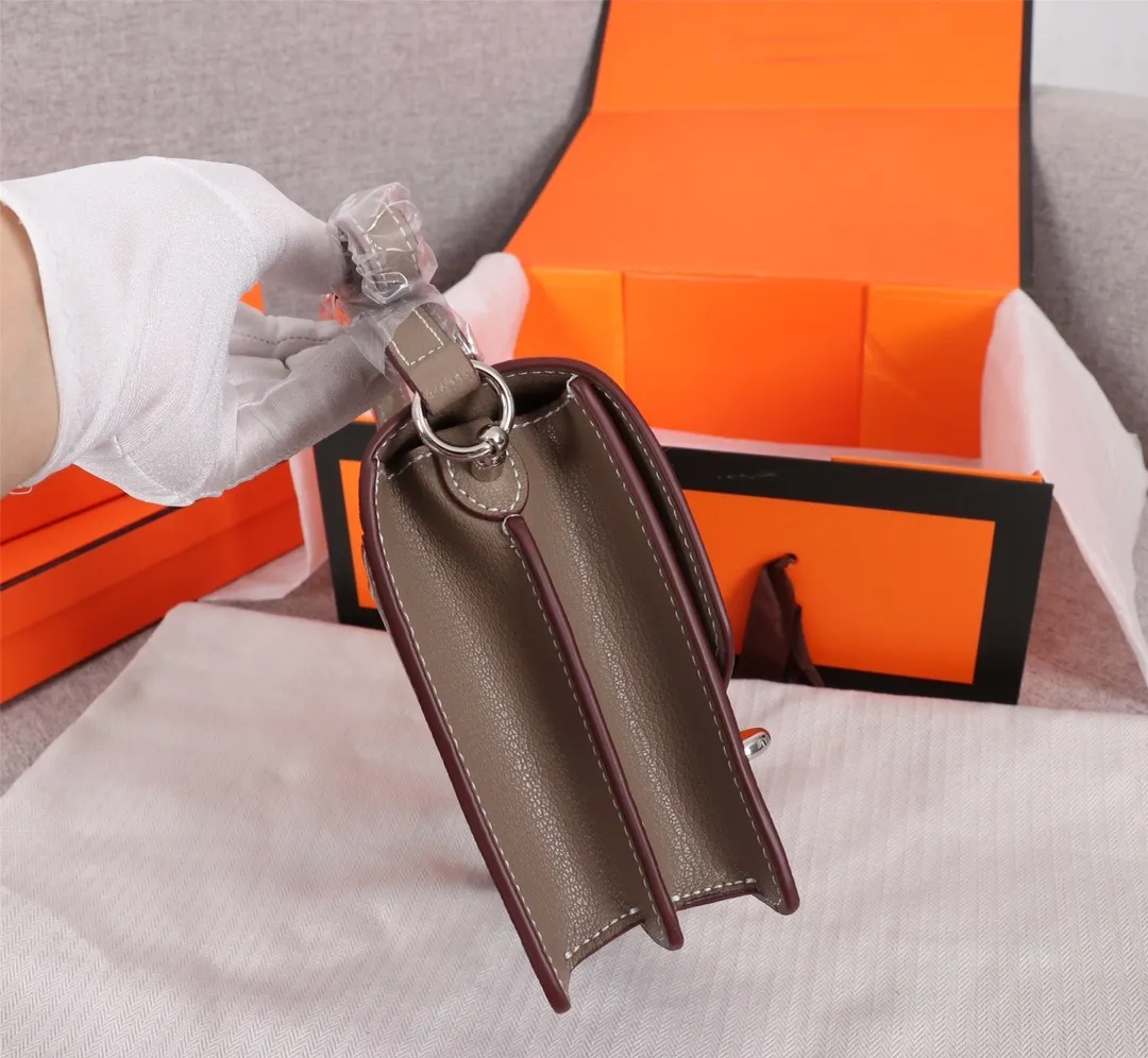 All Categories Official Website "Brand Women's Bags" Women's Bags 💙 Hermes Small Size 58002600 Large Size 58002800 Hermes Yang Mi's same style pig nose is available for sale now. It is so beautiful in person that it refuses huge profits. The lines are clear. The leather is comfortable original leather, with a fashionable pig nose-shaped buckle. The stitching is neat and fine, and the oil edge can only appear after repeated repetitions.