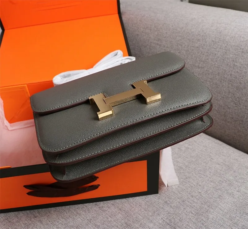 All categories Official website "Brand Women's Bags" Women's bags 💙 Hermes Hermès Made in France Large size 58002800 Small size 58002600 constance stewardess bag ☣️Genuine epsom leather pure steel silver-plated buckle Genuine leather source super good feel Accessories stainless steel laser logo perfect flip arc and three-dimensionality
