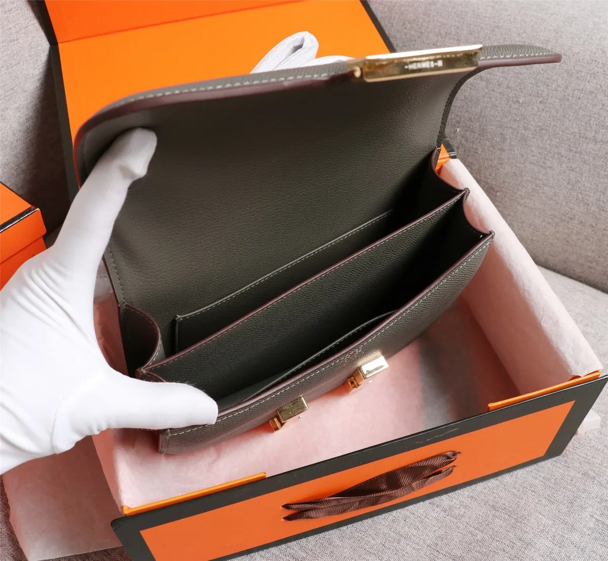 All categories Official website "Brand Women's Bags" Women's bags 💙 Hermes Hermès Made in France Large size 58002800 Small size 58002600 constance stewardess bag ☣️Genuine epsom leather pure steel silver-plated buckle Genuine leather source super good feel Accessories stainless steel laser logo perfect flip arc and three-dimensionality