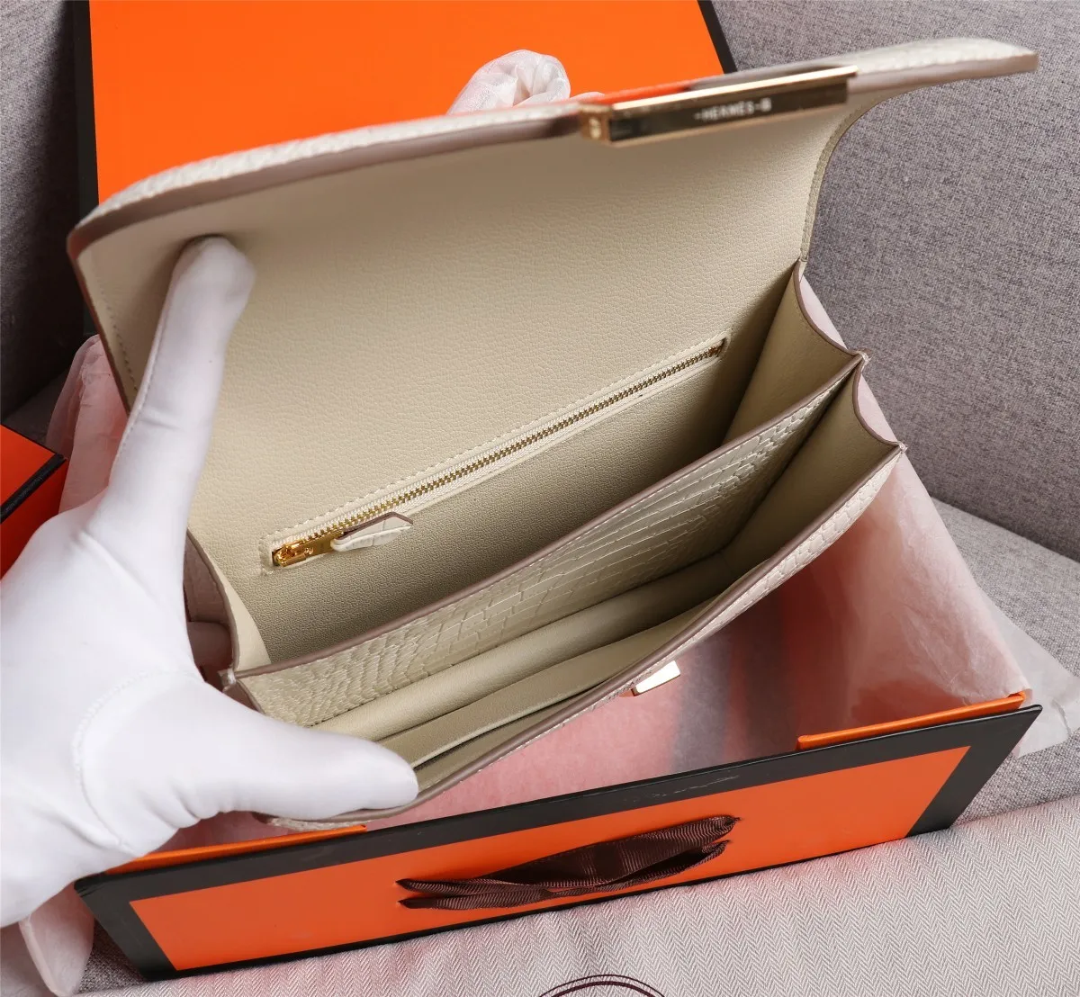 All Categories Official Website "Brand Women's Bags" Women's Bags 💙 Hermes Hermès Made in France - Constance stewardess bag ☣️Crocodile pattern pure steel plated hardware buckle Genuine leather source super good feel Accessories stainless steel laser logo perfect flip arc and three-dimensional sense High-end pure handmade customization 🔮Quality recommendation ‼ ️Size: 23-6-17