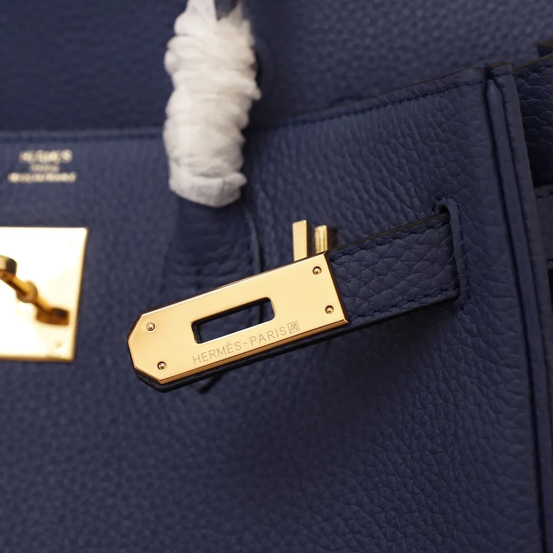 All Categories Official Website "Brand Women's Bags" Women's Bags 💙 Hermes (Platinum original single, new background) Hermès pebbled pattern 30cm 58003800 35cm 58004000 Imported first-layer calfskin 🏼No matter how small the details are, you can see them at a glance🏻Steel hardware, never fade🏻️➰We let the details speak for themselves