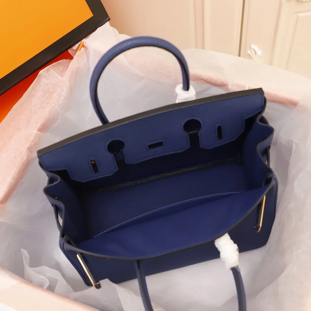 All Categories Official Website "Brand Women's Bags" Women's Bags 💙 Hermes (Platinum original single, new background) Hermès pebbled pattern 30cm 58003800 35cm 58004000 Imported first-layer calfskin 🏼No matter how small the details are, you can see them at a glance🏻Steel hardware, never fade🏻️➰We let the details speak for themselves