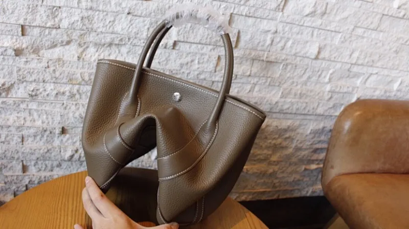 All categories Official website "Brand Women's Bags" Women's Bags 💙 Hermes 2022 Official New Hermès Cowhide Handbag Wholesale Small size 58003300 Large size 58003500 High quality Size: Small size 31-20-15CM Large size 36-24-17CM