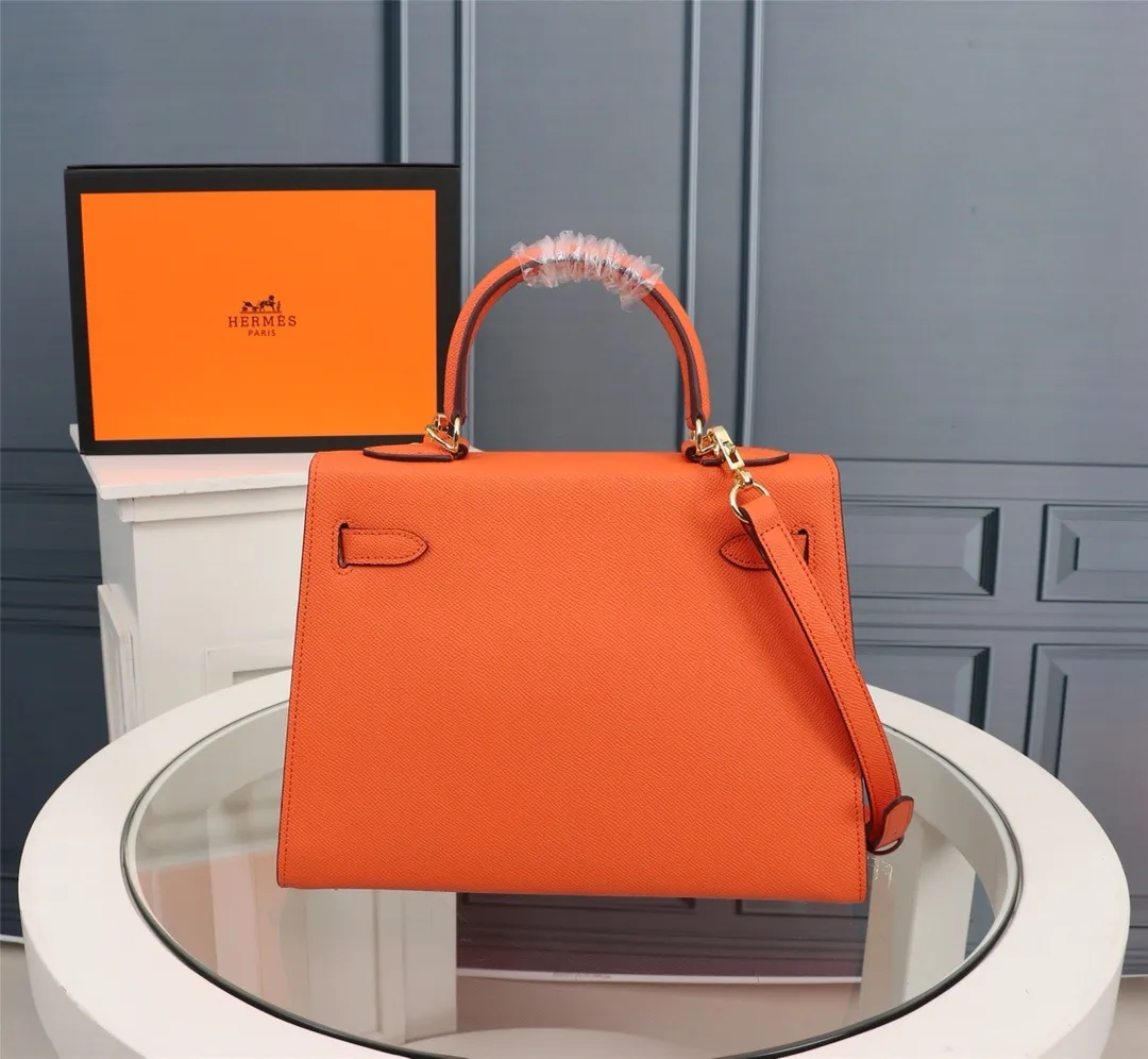 All Categories Official Website "Brand Women's Bags" Women's Bags 💙 Hermes 2022 official new Hermes women's hand-carrying cross-body dual-use bag wholesale cowhide palm print customization Large size 58002500 Medium size 58002300 Small size 58002300 High quality Size: Large size 28-22-10CM Medium size 25-17