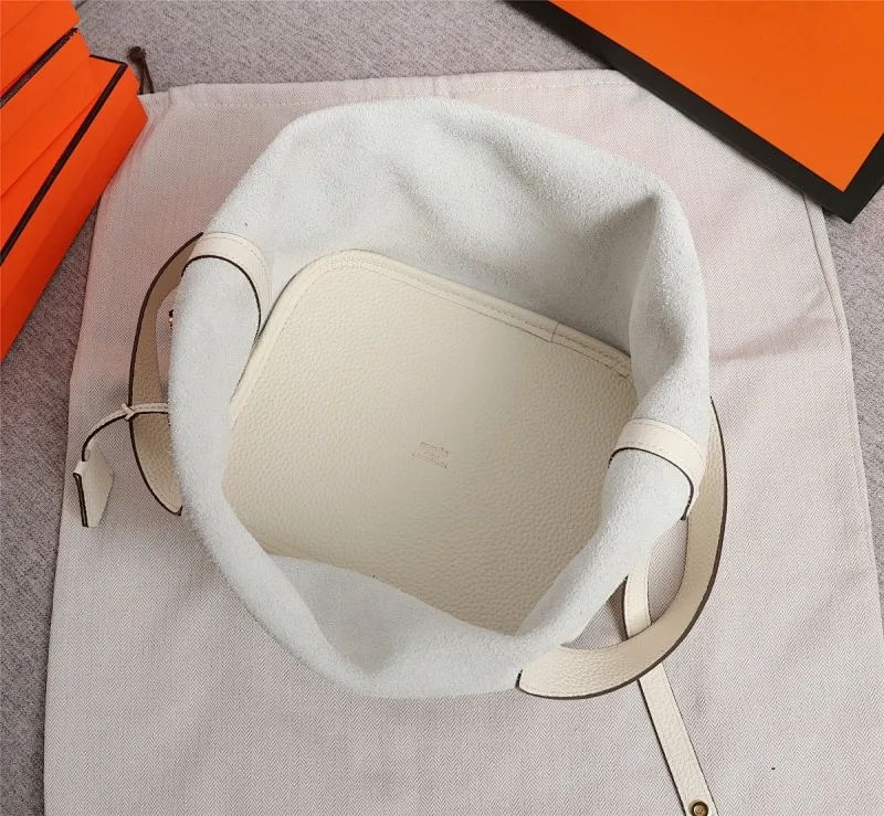 All Categories Official Website "Brand Women's Bags" Women's Bags 💙 Hermes 2022 Official New Hermès Vegetable Basket Women's Hand Crossbody Two-Purpose Bag Wholesale Large Size 58002300 Small Size 58002200 High Quality Size: Large Size 22CM Small Size 18CM