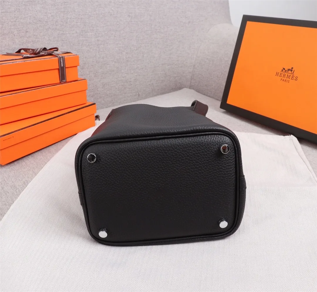 All Categories Official Website "Brand Women's Bags" Women's Bags 💙 Hermes Small Size 58002300 Large Size 58002500 We are all repeat customers. If you can only bring one bag when traveling, it must be the Hermès vegetable basket picotin... Reason: ️The bag shape is casual and elegant, and it can be easily matched with many clothes worn when traveling.