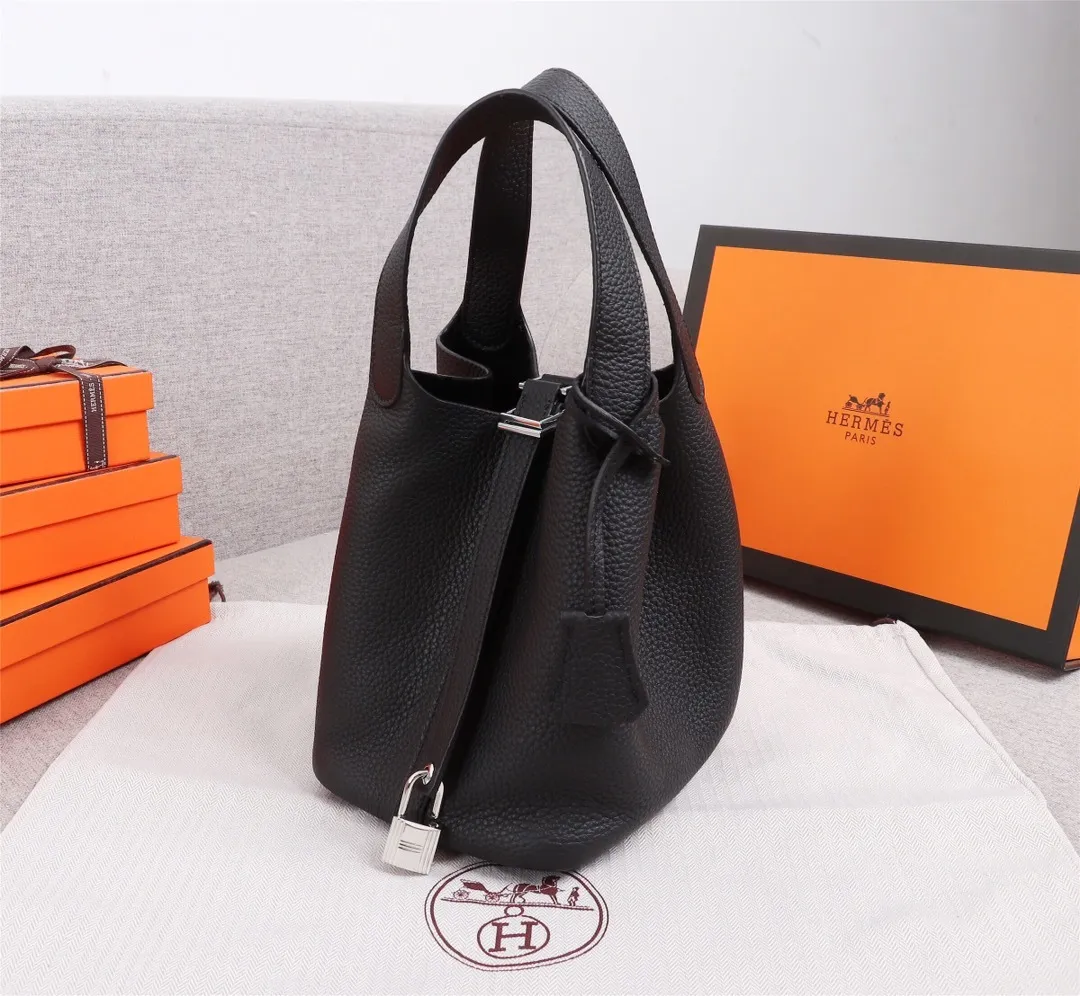 All Categories Official Website "Brand Women's Bags" Women's Bags 💙 Hermes Small Size 58002300 Large Size 58002500 We are all repeat customers. If you can only bring one bag when traveling, it must be the Hermès vegetable basket picotin... Reason: ️The bag shape is casual and elegant, and it can be easily matched with many clothes worn when traveling.