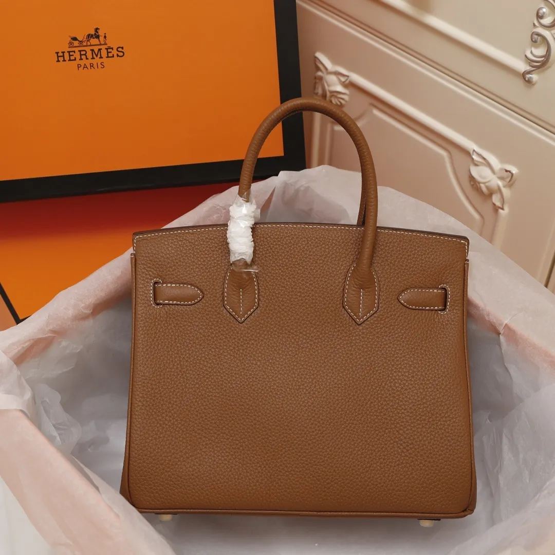 All Categories Official Website "Brand Women's Bags" Women's Bags 💙 Hermes (Platinum original single, new background) Hermès pebbled pattern 30cm 58003800 35cm 58004000 Imported first-layer calfskin 🏼No matter how small the details are, you can see them at a glance🏻Steel hardware, never fade🏻️➰We let the details speak for themselves