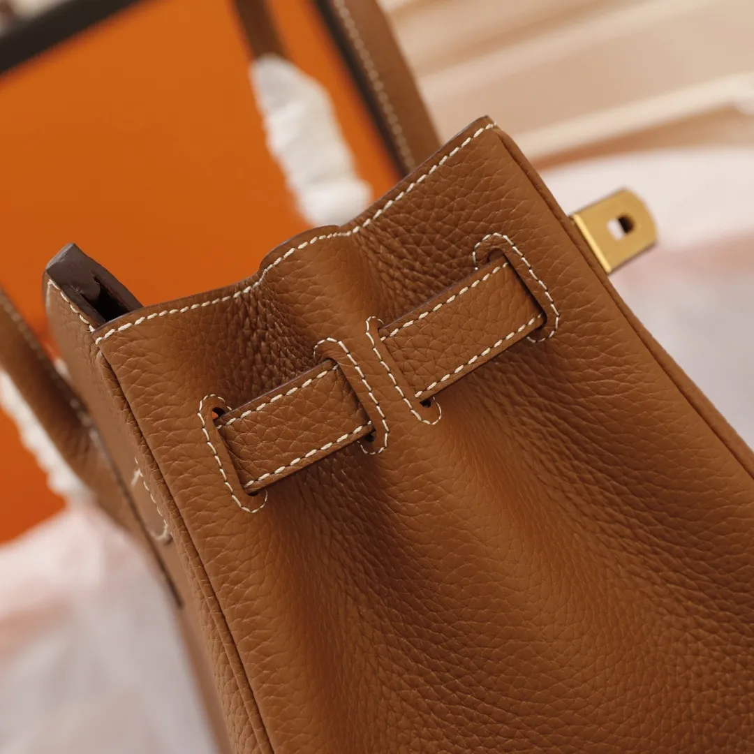 All Categories Official Website "Brand Women's Bags" Women's Bags 💙 Hermes (Platinum original single, new background) Hermès pebbled pattern 30cm 58003800 35cm 58004000 Imported first-layer calfskin 🏼No matter how small the details are, you can see them at a glance🏻Steel hardware, never fade🏻️➰We let the details speak for themselves