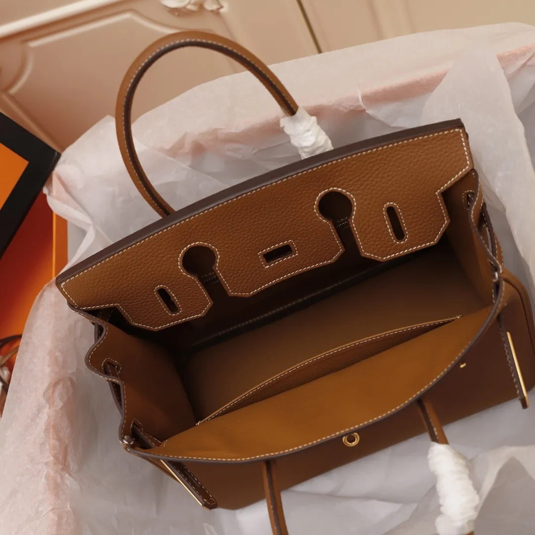 All Categories Official Website "Brand Women's Bags" Women's Bags 💙 Hermes (Platinum original single, new background) Hermès pebbled pattern 30cm 58003800 35cm 58004000 Imported first-layer calfskin 🏼No matter how small the details are, you can see them at a glance🏻Steel hardware, never fade🏻️➰We let the details speak for themselves