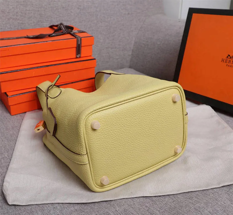 All Categories Official Website "Brand Women's Bags" Women's Bags 💙 Hermes 2022 Official New Hermès Vegetable Basket Women's Hand Crossbody Two-Purpose Bag Wholesale Large Size 58002300 Small Size 58002200 High Quality Size: Large Size 22CM Small Size 18CM