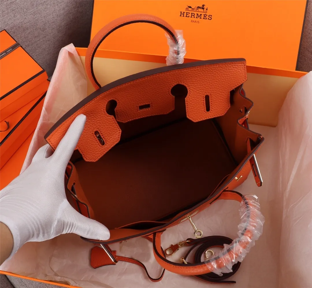 All Categories Official Website "Brand Women's Bags" Women's Bags 💙 Hermes (exclusive factory code, goat pattern inside) Hermès Hermès platinum first layer with lychee pattern, not common in the market, inside zipper puller, copper lock with logo, 25cm 58002800 30cm 58003000 35cm 58003200 五
