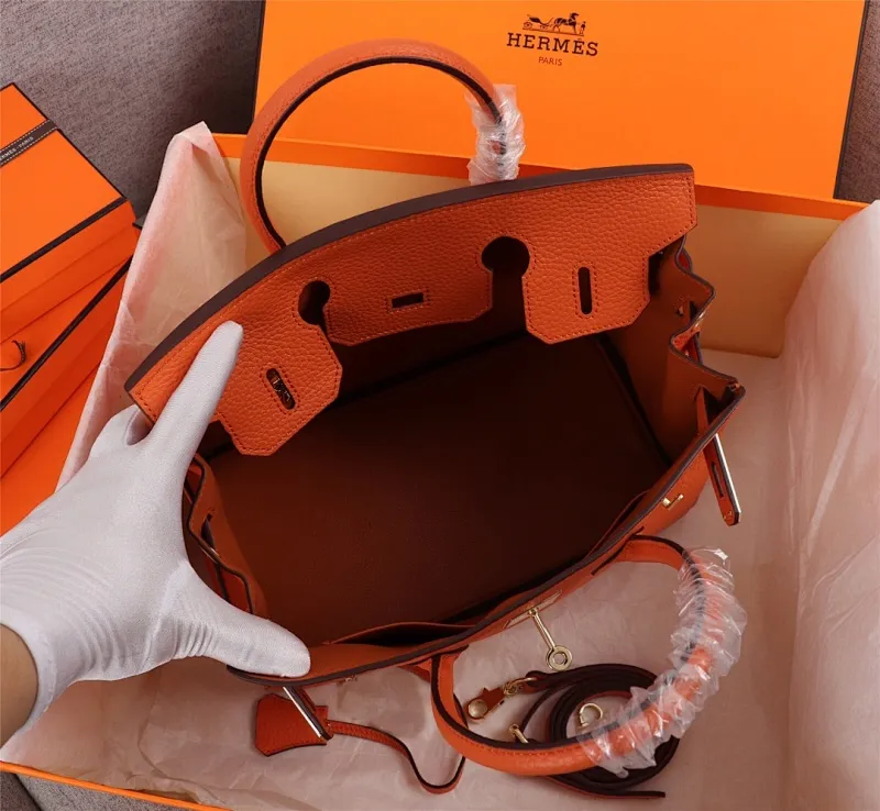 All Categories Official Website "Brand Women's Bags" Women's Bags 💙 Hermes (exclusive factory code, goat pattern inside) Hermès Hermès platinum first layer with lychee pattern, not common in the market, inside zipper puller, copper lock with logo, 25cm 58002800 30cm 58003000 35cm 58003200 五