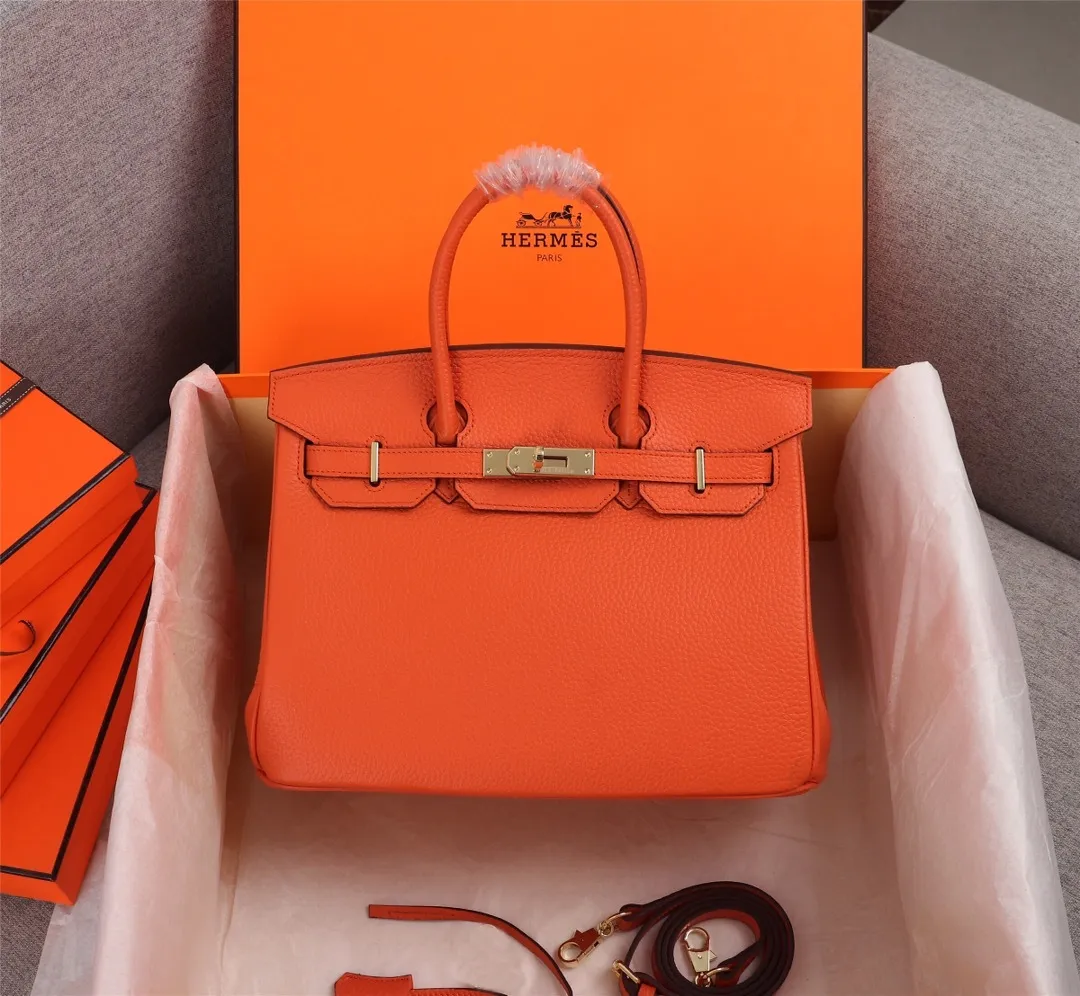 All Categories Official Website "Brand Women's Bags" Women's Bags 💙 Hermes (exclusive factory code, goat pattern inside) Hermès Hermès platinum first layer with lychee pattern, not common in the market, inside zipper puller, copper lock with logo, 25cm 58002800 30cm 58003000 35cm 58003200 五