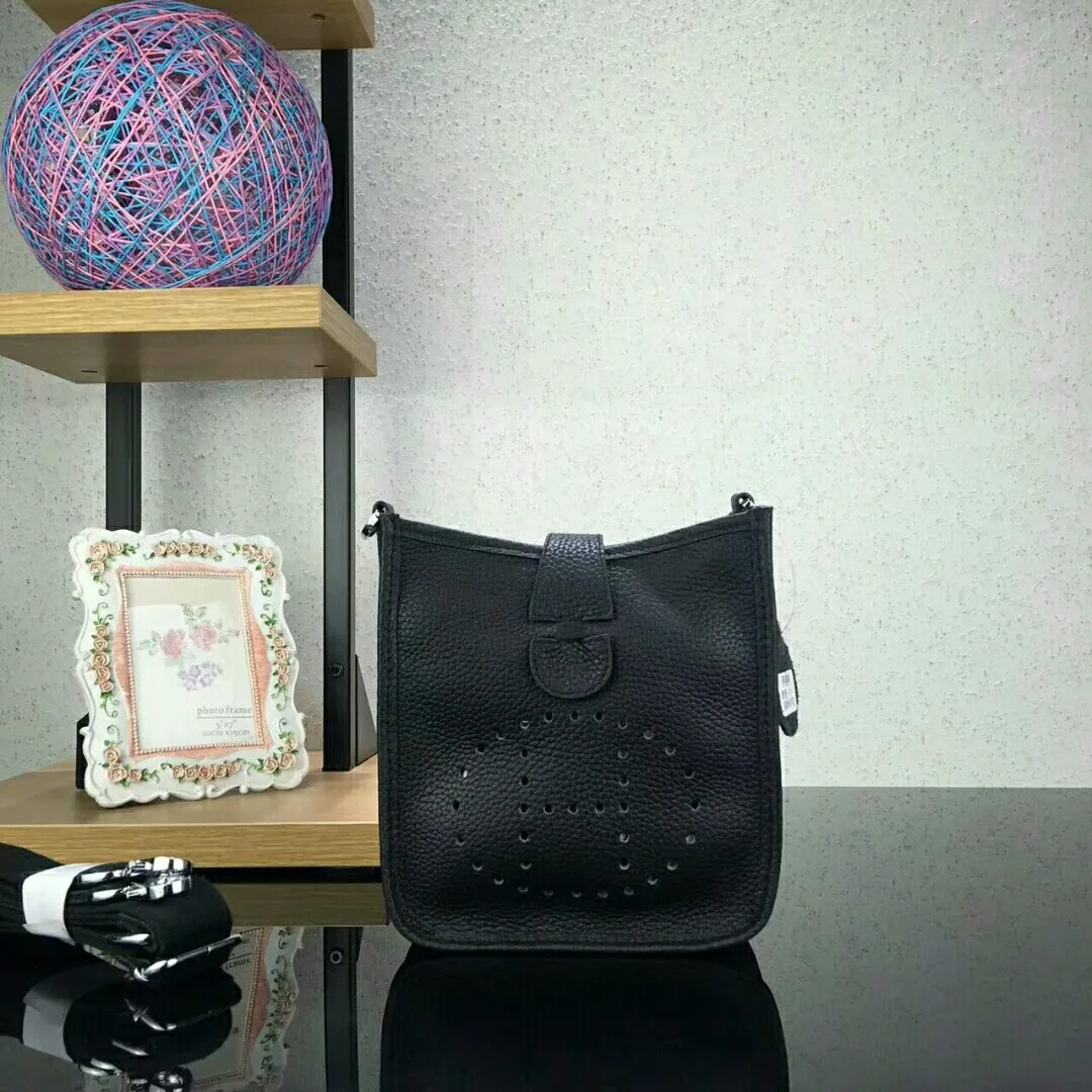 Batch 480 Hermes [Evelyne] mini Evelyne shoulder cross-body backpack. The big H in the middle shows your personality. It is made of full-layer first-layer cowhide. It is very cute in summer. 😘😘Size 17*20*7 cm