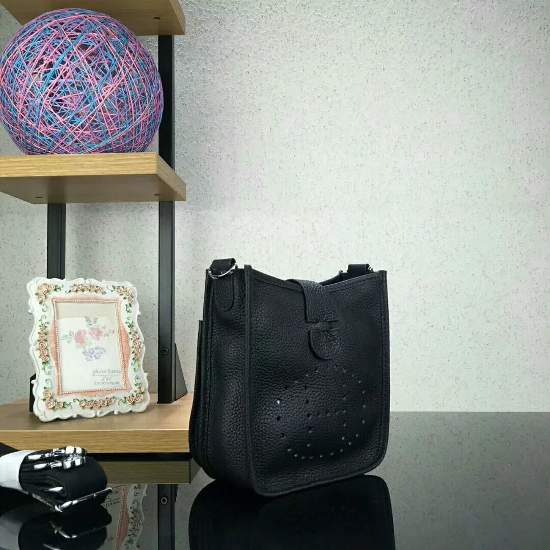 Batch 480 Hermes [Evelyne] mini Evelyne shoulder cross-body backpack. The big H in the middle shows your personality. It is made of full-layer first-layer cowhide. It is very cute in summer. 😘😘Size 17*20*7 cm