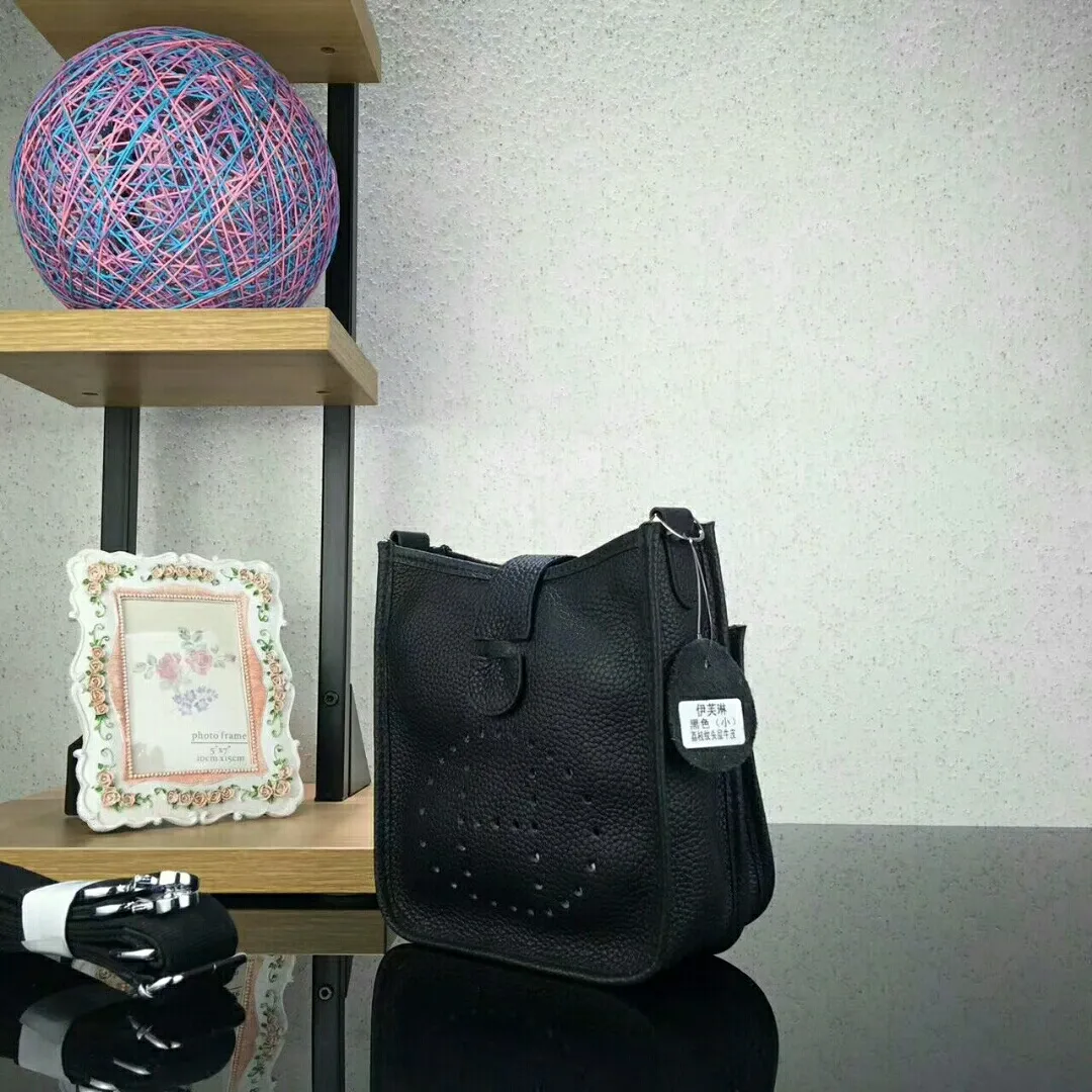Batch 480 Hermes [Evelyne] mini Evelyne shoulder cross-body backpack. The big H in the middle shows your personality. It is made of full-layer first-layer cowhide. It is very cute in summer. 😘😘Size 17*20*7 cm
