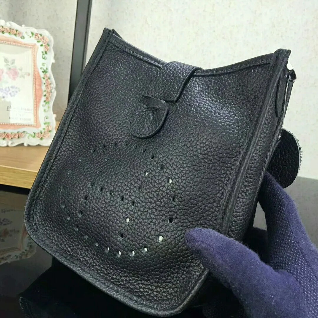 Batch 480 Hermes [Evelyne] mini Evelyne shoulder cross-body backpack. The big H in the middle shows your personality. It is made of full-layer first-layer cowhide. It is very cute in summer. 😘😘Size 17*20*7 cm