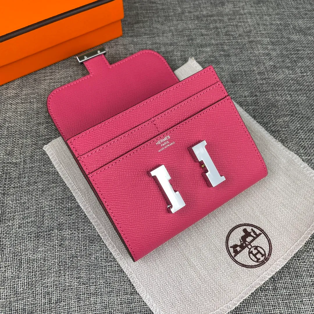 Hermes Constance p250💰 Model: 537 Palm pattern silver buckle Size: 13*11.8cm. Hermes🇫🇷Overseas🇫🇷Imported palm pattern cowhide, soft and comfortable to the touch. The original replica is matched with silver hardware, exquisite and elegant, and has the original OEM code inside. The oil edges are straight and smooth🎈There are two cash slots, a zipper pocket, and 3 card slots🚚