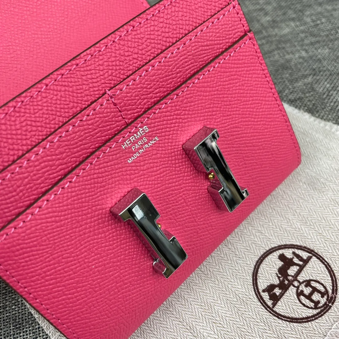 Hermes Constance p250💰 Model: 537 Palm pattern silver buckle Size: 13*11.8cm. Hermes🇫🇷Overseas🇫🇷Imported palm pattern cowhide, soft and comfortable to the touch. The original replica is matched with silver hardware, exquisite and elegant, and has the original OEM code inside. The oil edges are straight and smooth🎈There are two cash slots, a zipper pocket, and 3 card slots🚚