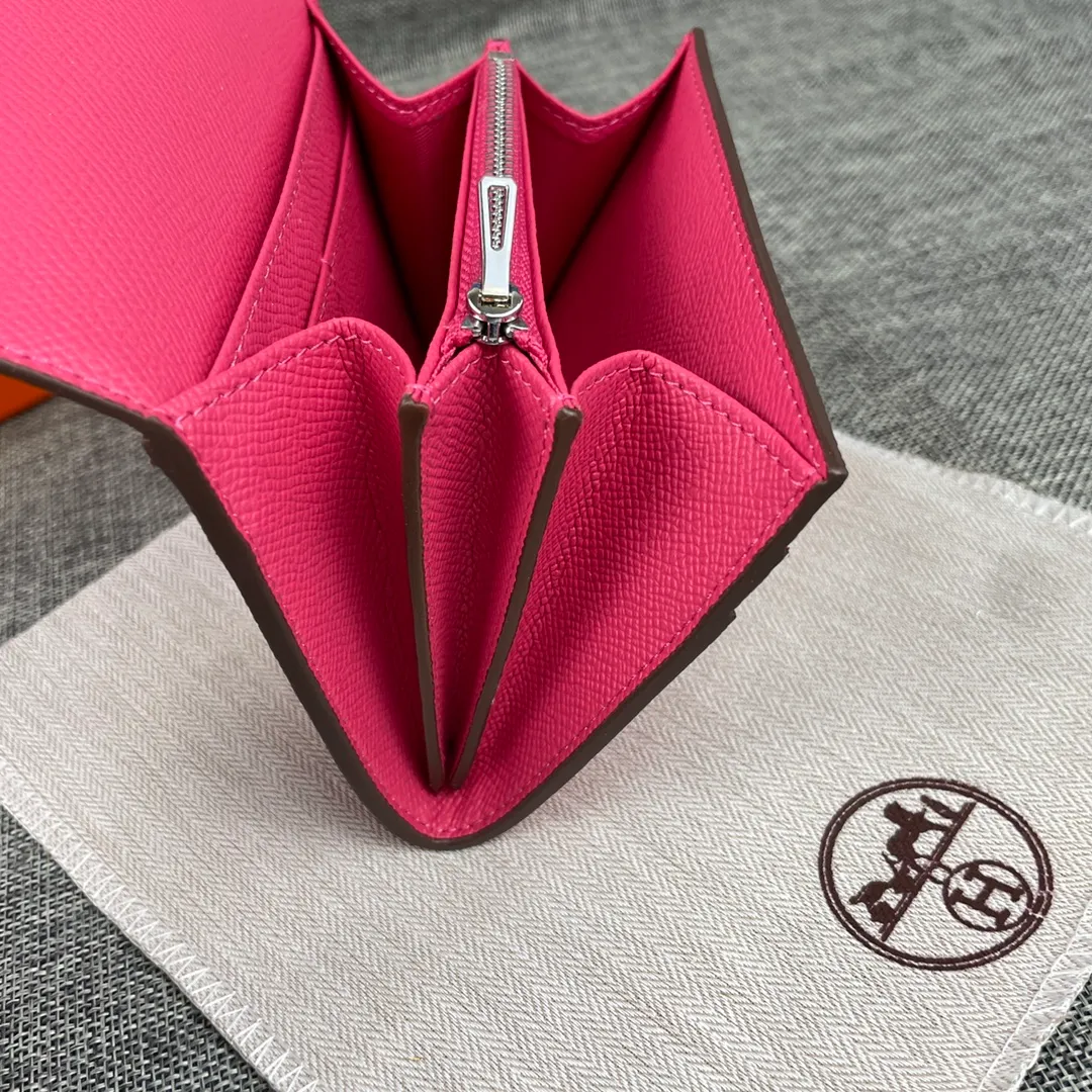 Hermes Constance p250💰 Model: 537 Palm pattern silver buckle Size: 13*11.8cm. Hermes🇫🇷Overseas🇫🇷Imported palm pattern cowhide, soft and comfortable to the touch. The original replica is matched with silver hardware, exquisite and elegant, and has the original OEM code inside. The oil edges are straight and smooth🎈There are two cash slots, a zipper pocket, and 3 card slots🚚