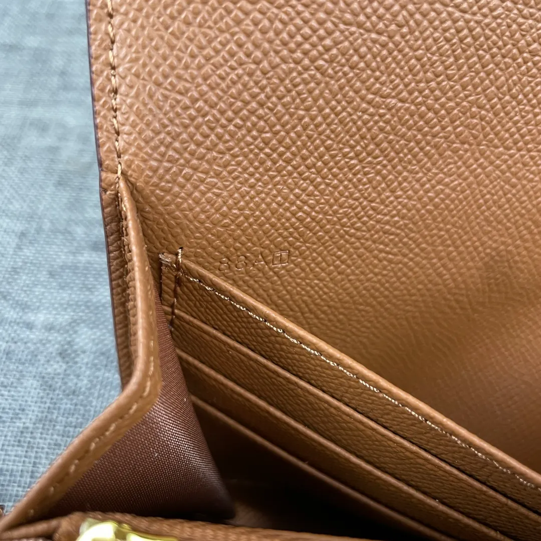 Hermes Constance Original Order p290💰 Model: 539 Palm Pattern Gold Buckle Size: 22*11cm Hermes🇫🇷Overseas🇫🇷Imported cowhide, soft and comfortable to the touch. Counter version, OEM code inside, original replica with gold hardware, exquisite and elegant, oil edge is straight and smooth🎈There are two large note slots, a zipper pocket, and 12 card slots🚚