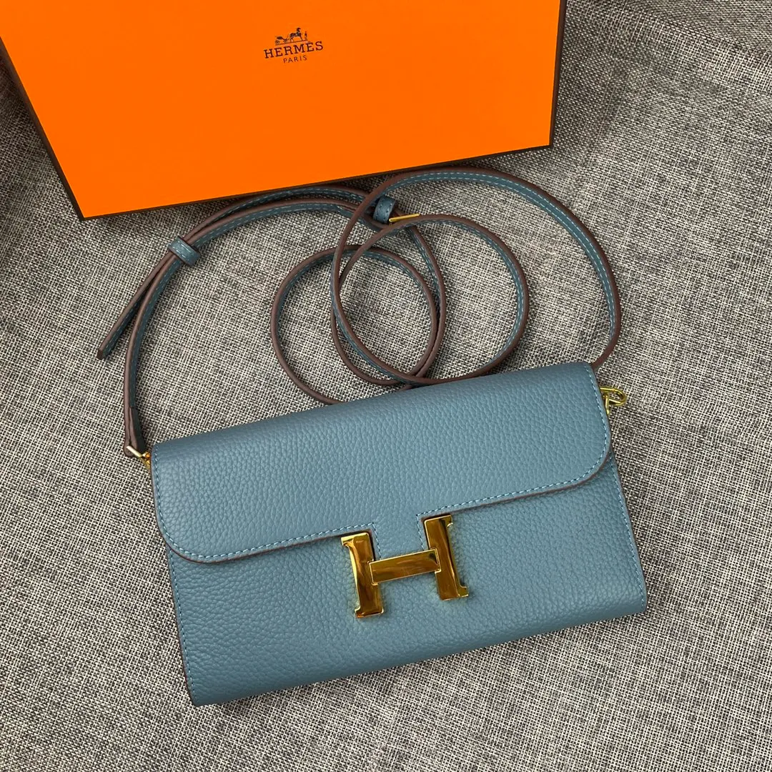 Hermes Constance p330💰 Hermes model: 9852 gold belt togo leather size: 22*11cm 🇫🇷Overseas🇫🇷Imported Togo cowhide, with original OEM code inside, soft and comfortable to the touch. The original replica is matched with silver hardware, exquisite and elegant, and the oil edge is straight and smooth🎈There are two large note slots, a zipper pocket, and 12 card slots🚚The shoulder strap is adjustable