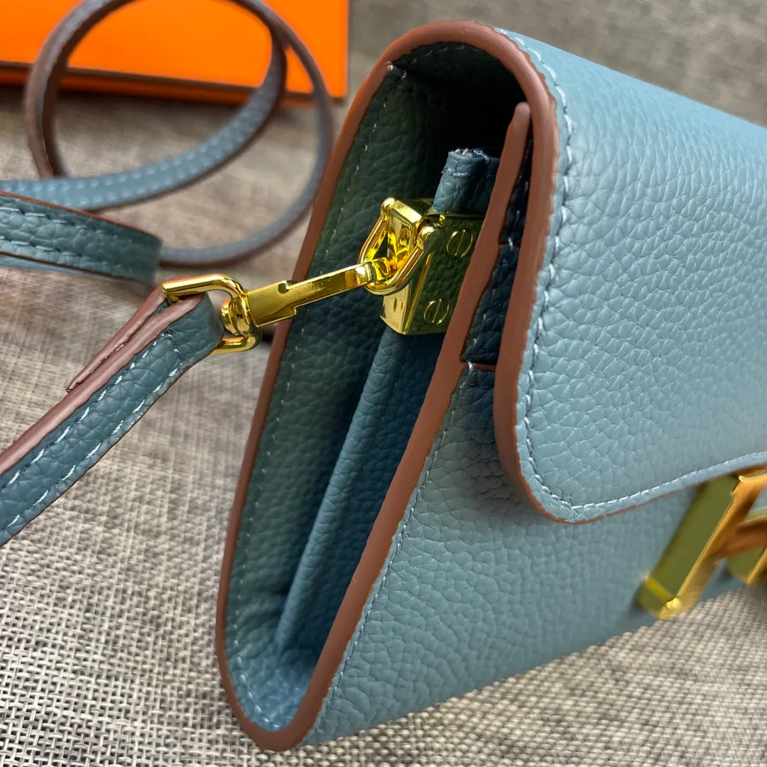 Hermes Constance p330💰 Hermes model: 9852 gold belt togo leather size: 22*11cm 🇫🇷Overseas🇫🇷Imported Togo cowhide, with original OEM code inside, soft and comfortable to the touch. The original replica is matched with silver hardware, exquisite and elegant, and the oil edge is straight and smooth🎈There are two large note slots, a zipper pocket, and 12 card slots🚚The shoulder strap is adjustable