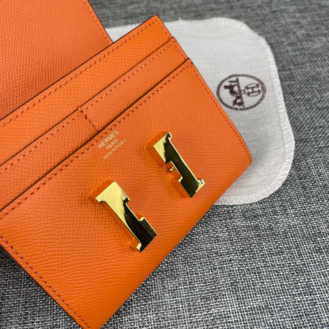 Hermes Constance p250💰 Model: 537 palm pattern gold buckle size: 13*11.8cm. Hermes🇫🇷overseas🇫🇷Imported T palm pattern cowhide, soft and comfortable to the touch. The original replica is matched with gold hardware, exquisite and elegant, and has the original OEM code inside. The oil edges are straight and smooth🎈There are two cash slots, a zipper pocket, and 3 card slots inside🚚