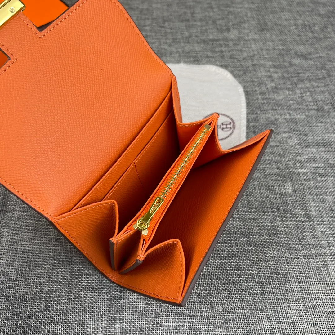 Hermes Constance p250💰 Model: 537 palm pattern gold buckle size: 13*11.8cm. Hermes🇫🇷overseas🇫🇷Imported T palm pattern cowhide, soft and comfortable to the touch. The original replica is matched with gold hardware, exquisite and elegant, and has the original OEM code inside. The oil edges are straight and smooth🎈There are two cash slots, a zipper pocket, and 3 card slots inside🚚