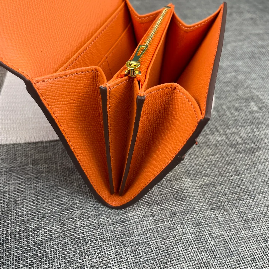 Hermes Constance p250💰 Model: 537 palm pattern gold buckle size: 13*11.8cm. Hermes🇫🇷overseas🇫🇷Imported T palm pattern cowhide, soft and comfortable to the touch. The original replica is matched with gold hardware, exquisite and elegant, and has the original OEM code inside. The oil edges are straight and smooth🎈There are two cash slots, a zipper pocket, and 3 card slots inside🚚