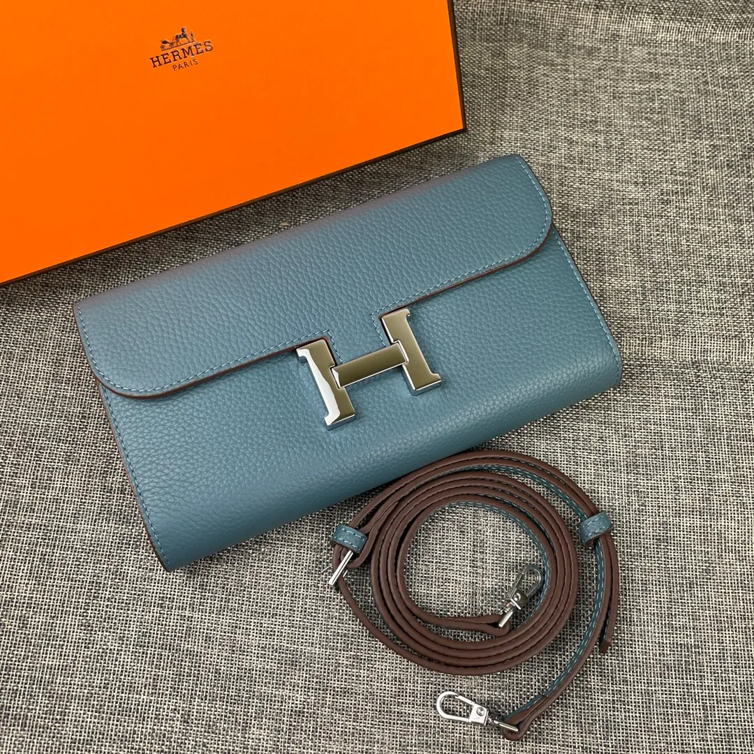 Hermes Constance p330💰 Hermes model: 9852 silver band togo leather size: 22*11cm 🇫🇷Overseas🇫🇷Imported Togo cowhide with original OEM code inside, soft and comfortable to the touch. The original replica is matched with silver hardware, exquisite and elegant, and the oil edge is straight and smooth🎈There are two large note slots, a zipper pocket, and 12 card slots🚚The shoulder strap is adjustable