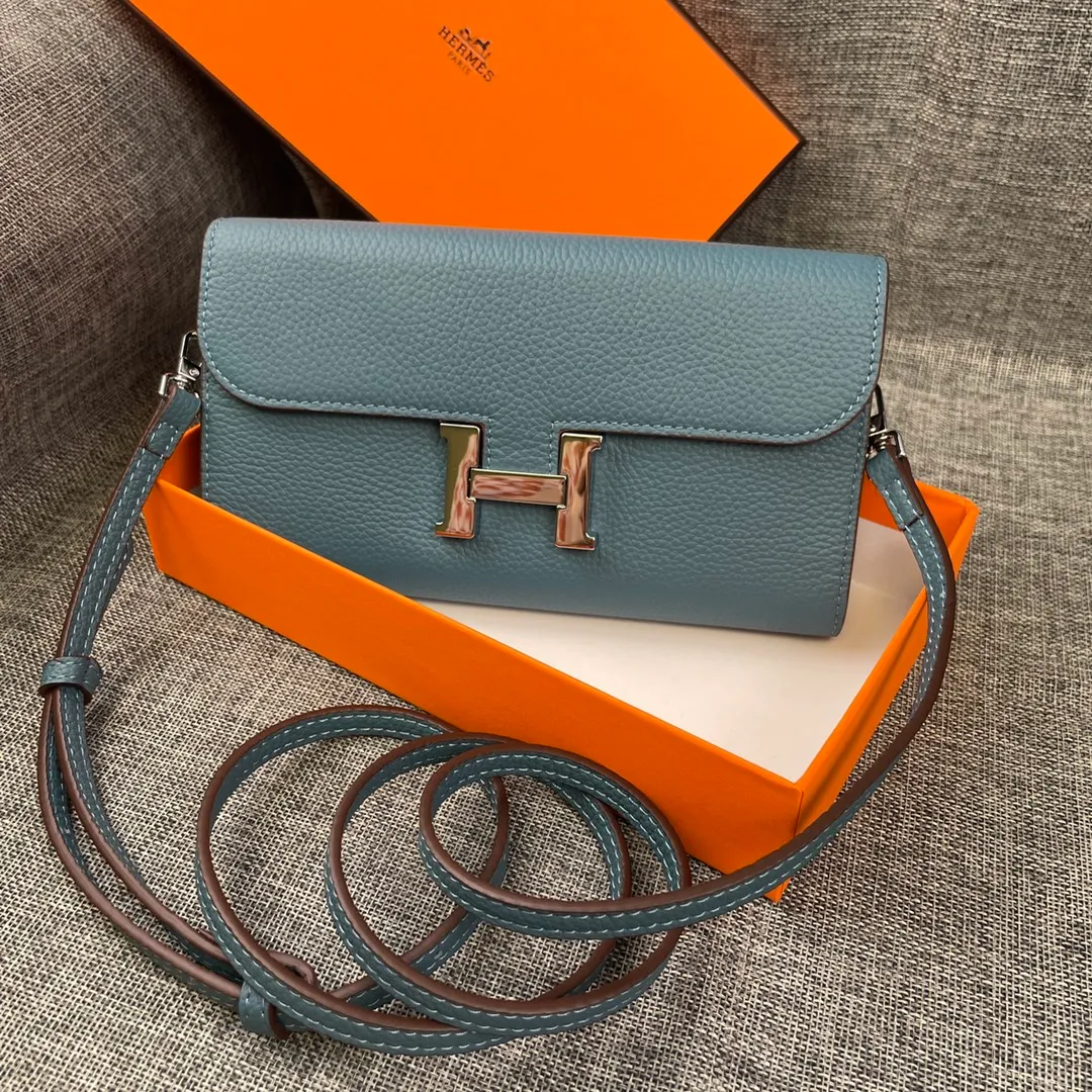 Hermes Constance p330💰 Hermes model: 9852 silver band togo leather size: 22*11cm 🇫🇷Overseas🇫🇷Imported Togo cowhide with original OEM code inside, soft and comfortable to the touch. The original replica is matched with silver hardware, exquisite and elegant, and the oil edge is straight and smooth🎈There are two large note slots, a zipper pocket, and 12 card slots🚚The shoulder strap is adjustable