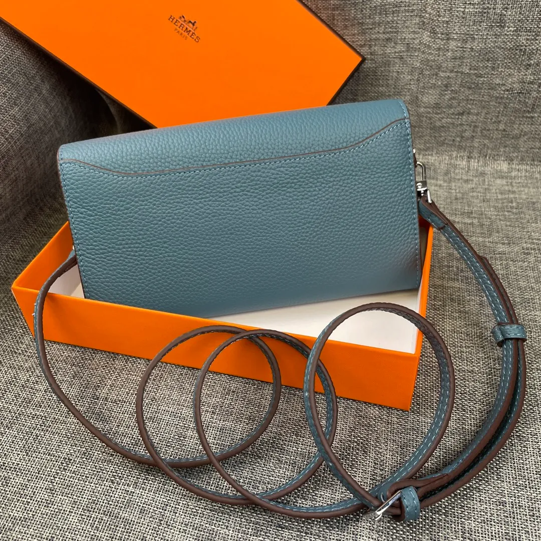 Hermes Constance p330💰 Hermes model: 9852 silver band togo leather size: 22*11cm 🇫🇷Overseas🇫🇷Imported Togo cowhide with original OEM code inside, soft and comfortable to the touch. The original replica is matched with silver hardware, exquisite and elegant, and the oil edge is straight and smooth🎈There are two large note slots, a zipper pocket, and 12 card slots🚚The shoulder strap is adjustable