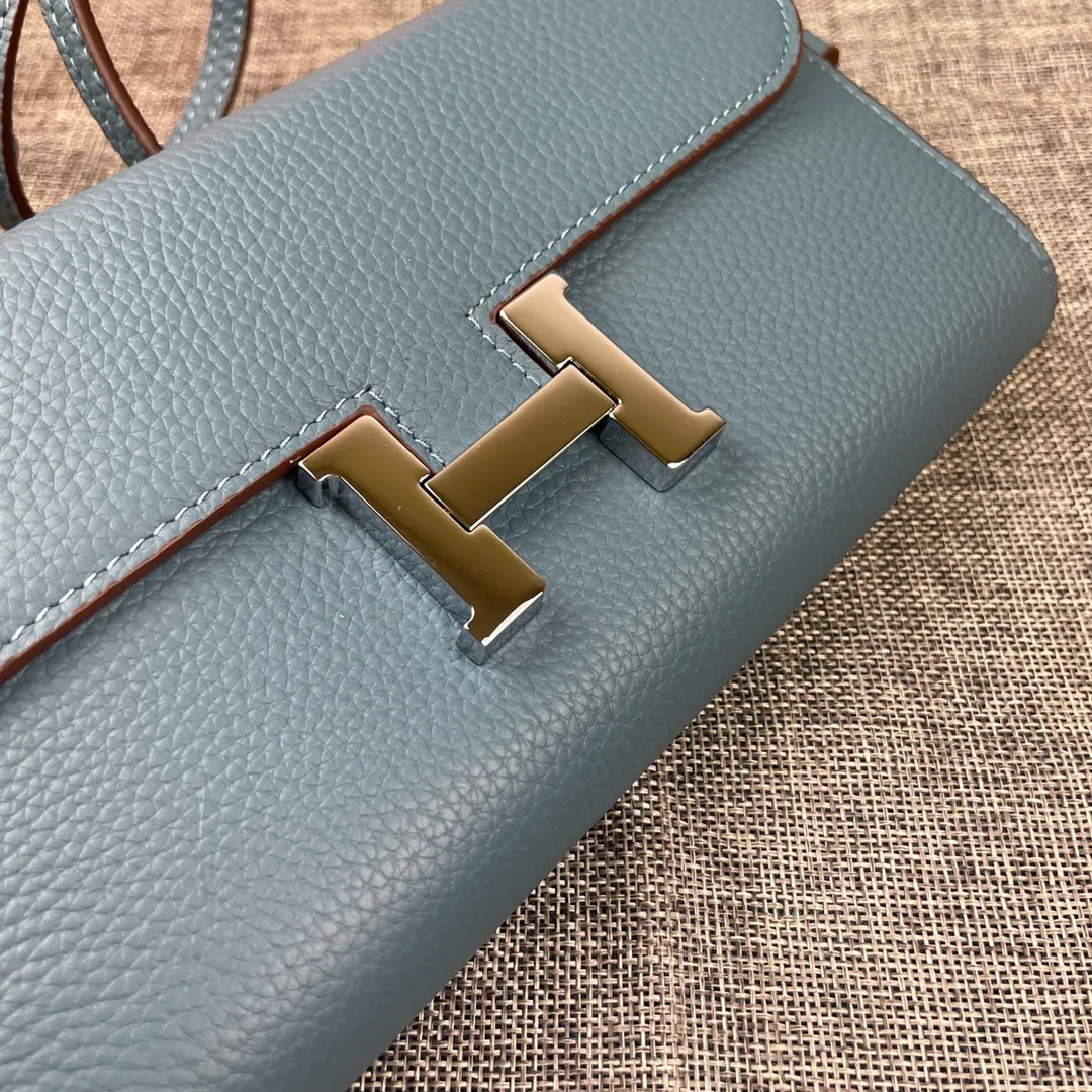 Hermes Constance p330💰 Hermes model: 9852 silver band togo leather size: 22*11cm 🇫🇷Overseas🇫🇷Imported Togo cowhide with original OEM code inside, soft and comfortable to the touch. The original replica is matched with silver hardware, exquisite and elegant, and the oil edge is straight and smooth🎈There are two large note slots, a zipper pocket, and 12 card slots🚚The shoulder strap is adjustable