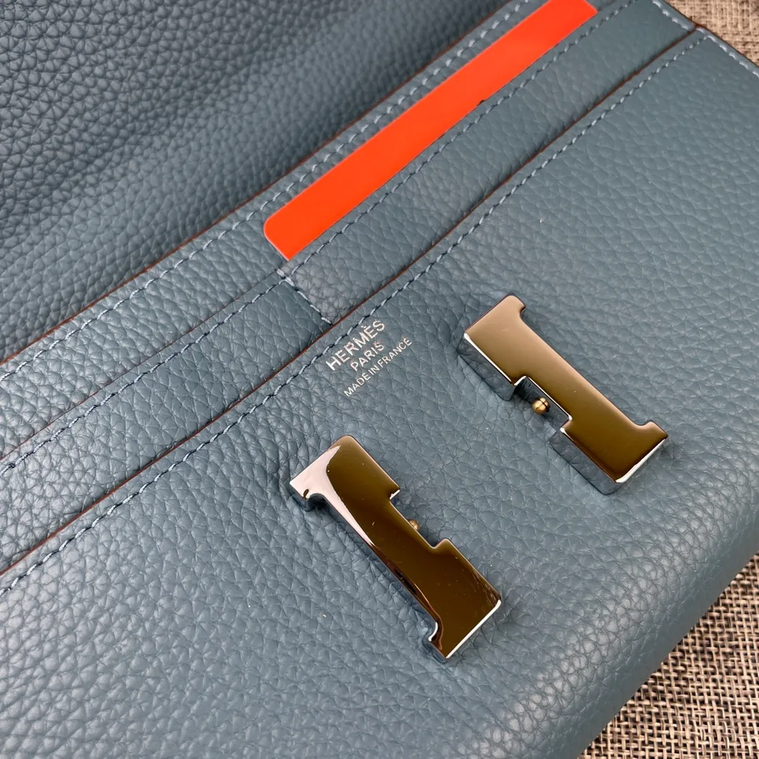 Hermes Constance p330💰 Hermes model: 9852 silver band togo leather size: 22*11cm 🇫🇷Overseas🇫🇷Imported Togo cowhide with original OEM code inside, soft and comfortable to the touch. The original replica is matched with silver hardware, exquisite and elegant, and the oil edge is straight and smooth🎈There are two large note slots, a zipper pocket, and 12 card slots🚚The shoulder strap is adjustable