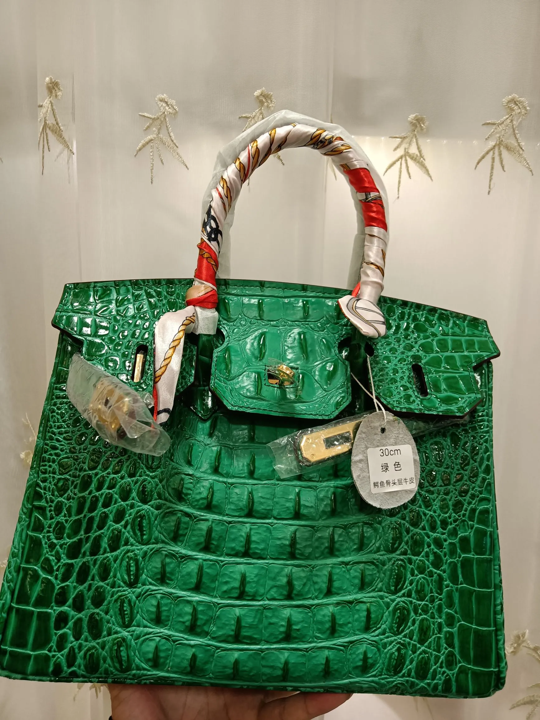 ❤️Hot model debut❤️Batch 💰880/420💋Hermes/Hermes💋Official classic production ✨Platinum crocodile bone✨Original quality coming👉Using imported crocodile bone pattern cowhide from the country of origin 👑 Equipped with pure 24k original hardware💎Size: large size 35*25*18cm/small size 30*22*16cm👛The workmanship is amazing👏👏The legendary slow work brings out the fine work💦Real picture taken💦