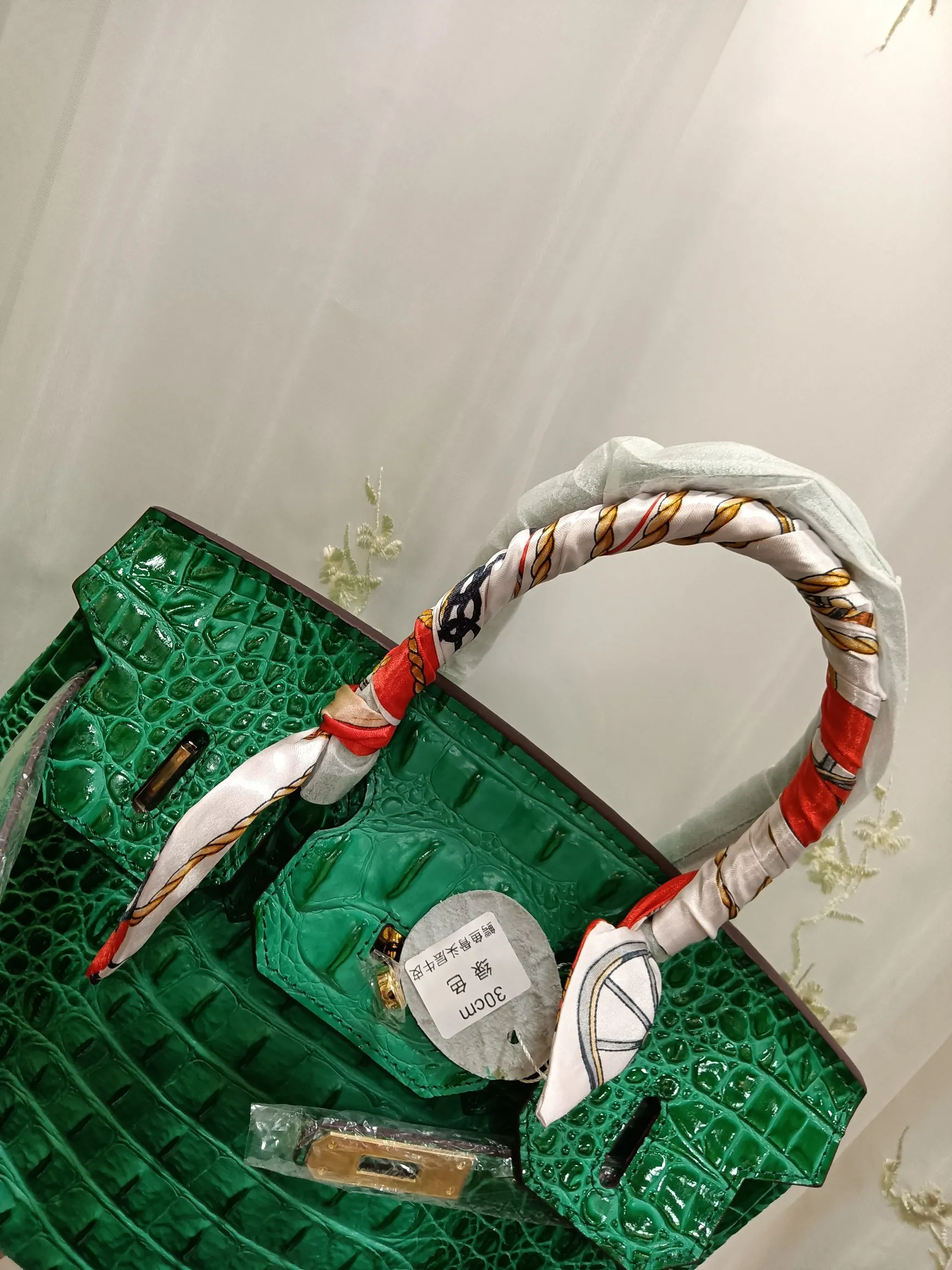 ❤️Hot model debut❤️Batch 💰880/420💋Hermes/Hermes💋Official classic production ✨Platinum crocodile bone✨Original quality coming👉Using imported crocodile bone pattern cowhide from the country of origin 👑 Equipped with pure 24k original hardware💎Size: large size 35*25*18cm/small size 30*22*16cm👛The workmanship is amazing👏👏The legendary slow work brings out the fine work💦Real picture taken💦