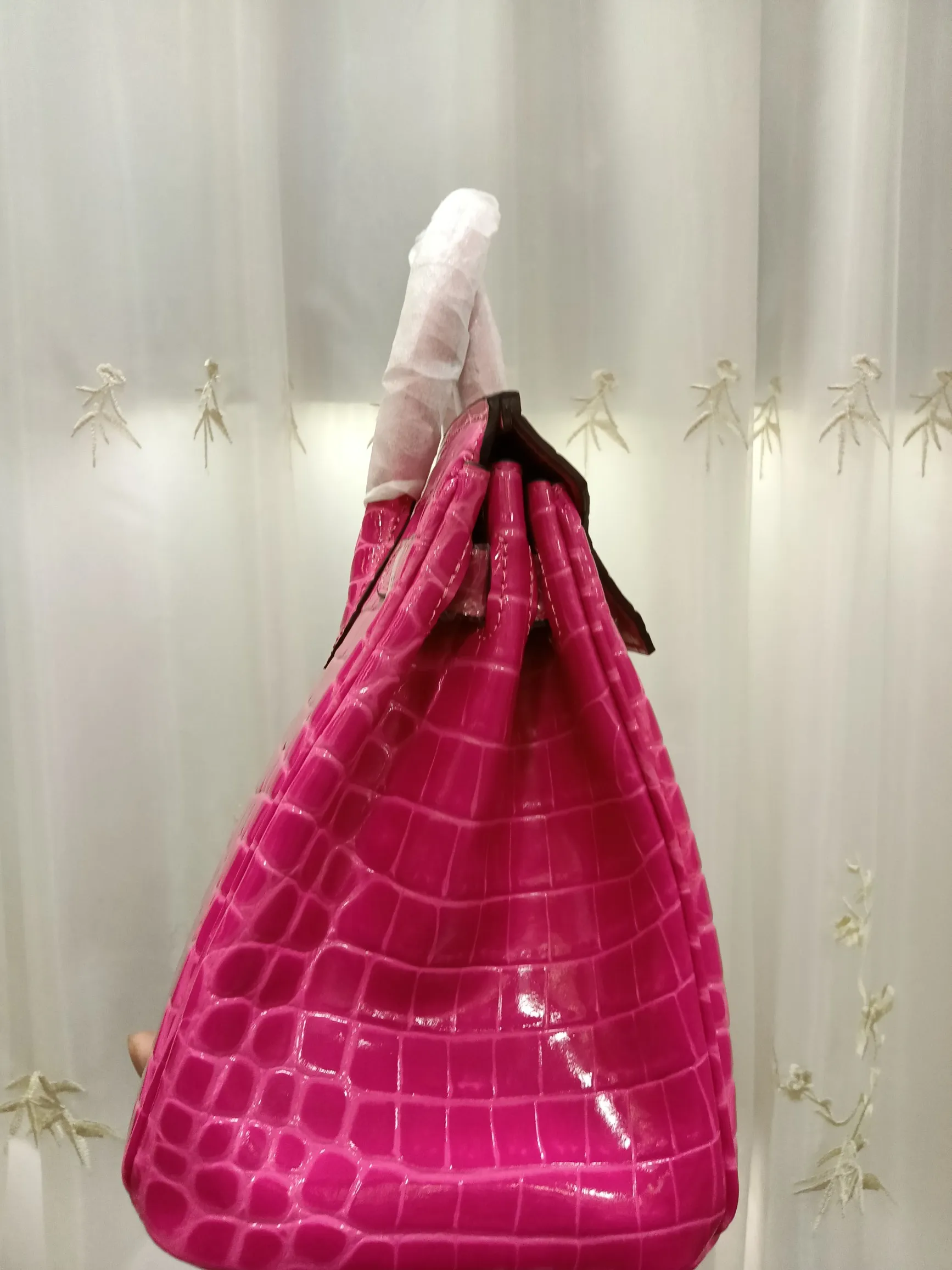 Hot model debuts, price has been adjusted💰800/380/360💥Hermes/Hermes💥Official classic production💋Platinum crocodile pattern💋Original quality coming👉Using imported crocodile pattern cowhide , with pure 24k original hardware💎Size: large 35*25*18cm/medium 30*22*16cm/small 25* 20*14cm👛Excellent workmanship👏👏Legendary slow work and careful work💓Real pictures taken💓Classic beauty worth owning💃🏻💃🏻💃🏻