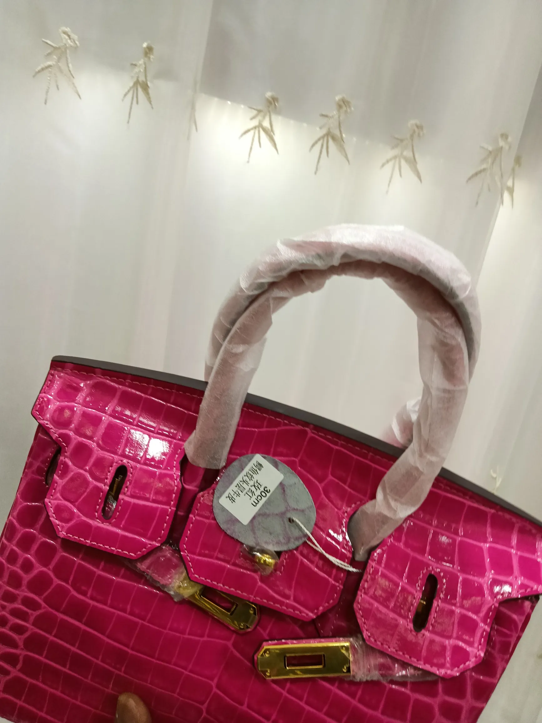 Hot model debuts, price has been adjusted💰800/380/360💥Hermes/Hermes💥Official classic production💋Platinum crocodile pattern💋Original quality coming👉Using imported crocodile pattern cowhide , with pure 24k original hardware💎Size: large 35*25*18cm/medium 30*22*16cm/small 25* 20*14cm👛Excellent workmanship👏👏Legendary slow work and careful work💓Real pictures taken💓Classic beauty worth owning💃🏻💃🏻💃🏻