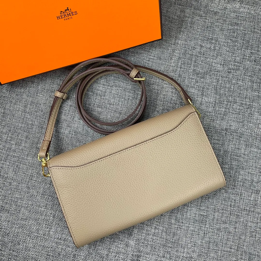 Hermes Constance p330💰 Hermes model: 9852 gold belt togo leather size: 22*11cm 🇫🇷Overseas🇫🇷Imported Togo cowhide, with original OEM code inside, soft and comfortable to the touch. The original replica is matched with silver hardware, exquisite and elegant, and the oil edge is straight and smooth🎈There are two large note slots, a zipper pocket, and 12 card slots🚚The shoulder strap is adjustable