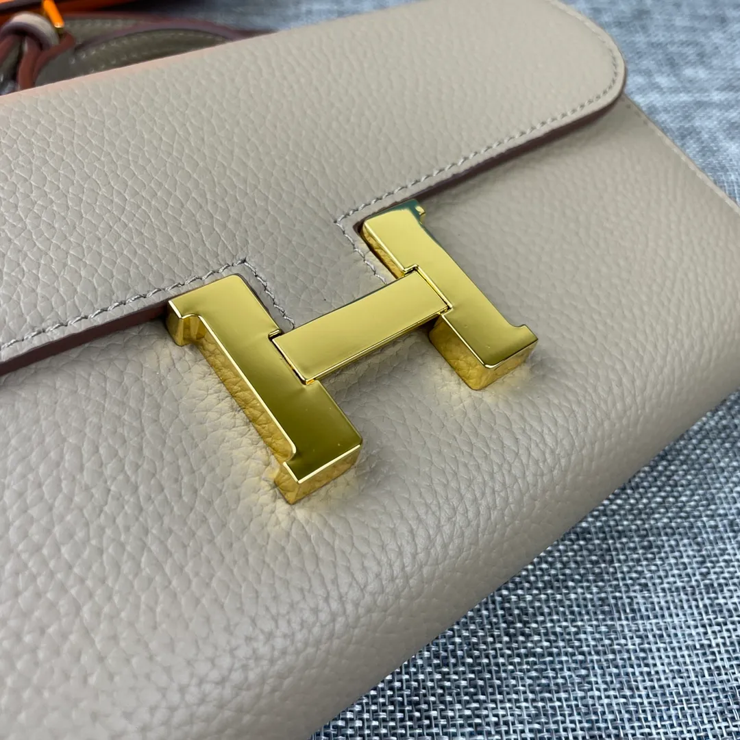 Hermes Constance p330💰 Hermes model: 9852 gold belt togo leather size: 22*11cm 🇫🇷Overseas🇫🇷Imported Togo cowhide, with original OEM code inside, soft and comfortable to the touch. The original replica is matched with silver hardware, exquisite and elegant, and the oil edge is straight and smooth🎈There are two large note slots, a zipper pocket, and 12 card slots🚚The shoulder strap is adjustable